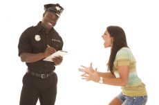 笑っていても警察官は誤解されがち